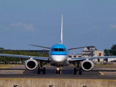 PH-EZH KLM Cityhopper Embraer ERJ-190STD (ERJ-190-100) taxiing 19july2013 pic1