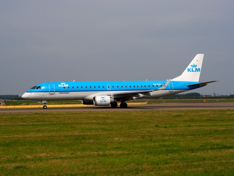 PH-EZC KLM Cityhopper Embraer ERJ-190STD (ERJ-190-100) taxiing 13july2013 pic1