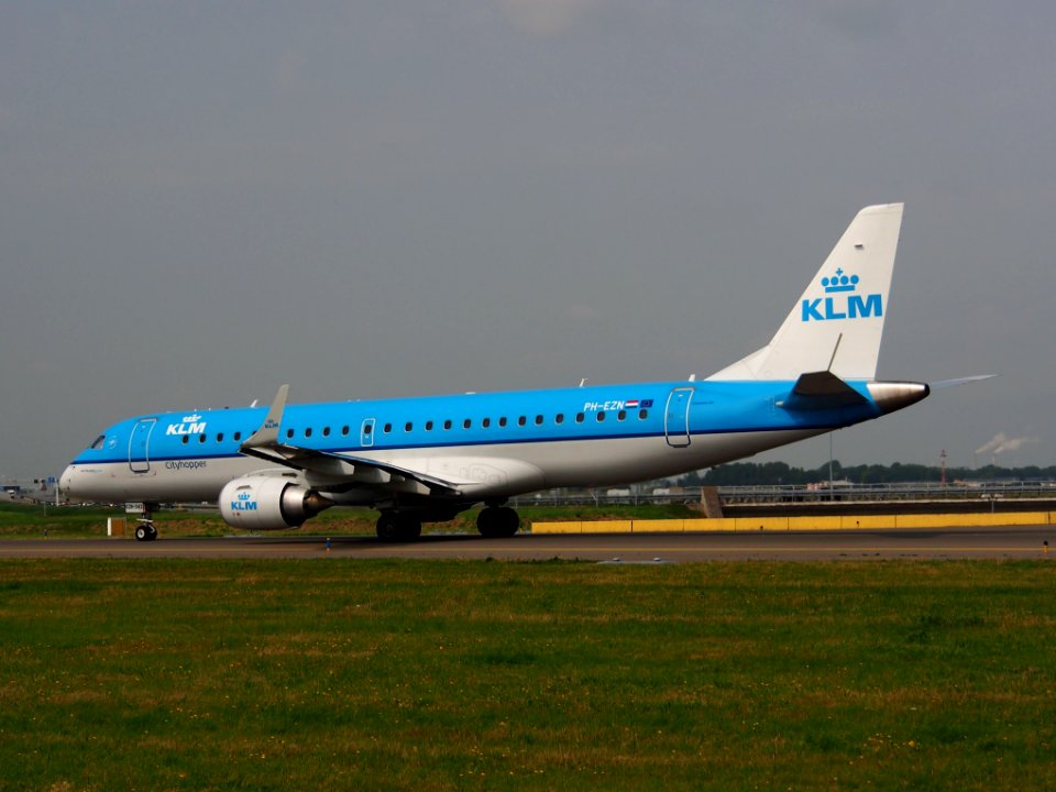 PH-EZN KLM Cityhopper Embraer ERJ-190STD (ERJ-190-100) taxiing 14july2013 pic4