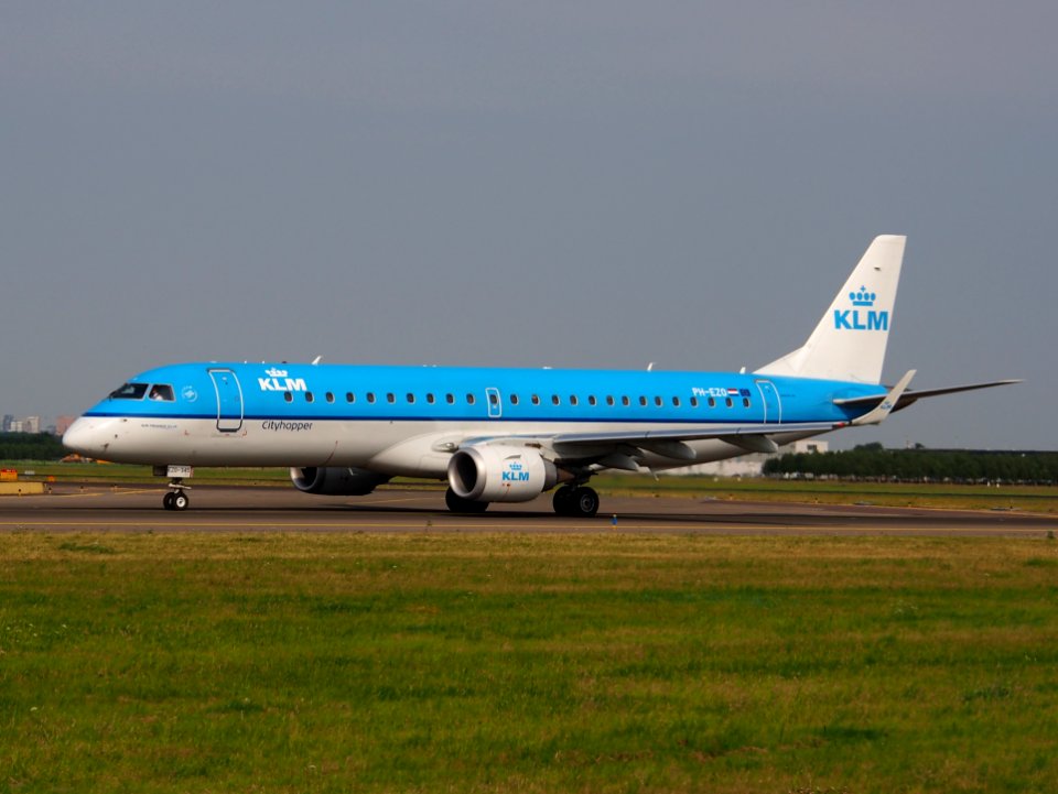 PH-EZO KLM Cityhopper Embraer ERJ-190STD (ERJ-190-100) - cn 19000345, taxiing 22july2013 pic-002