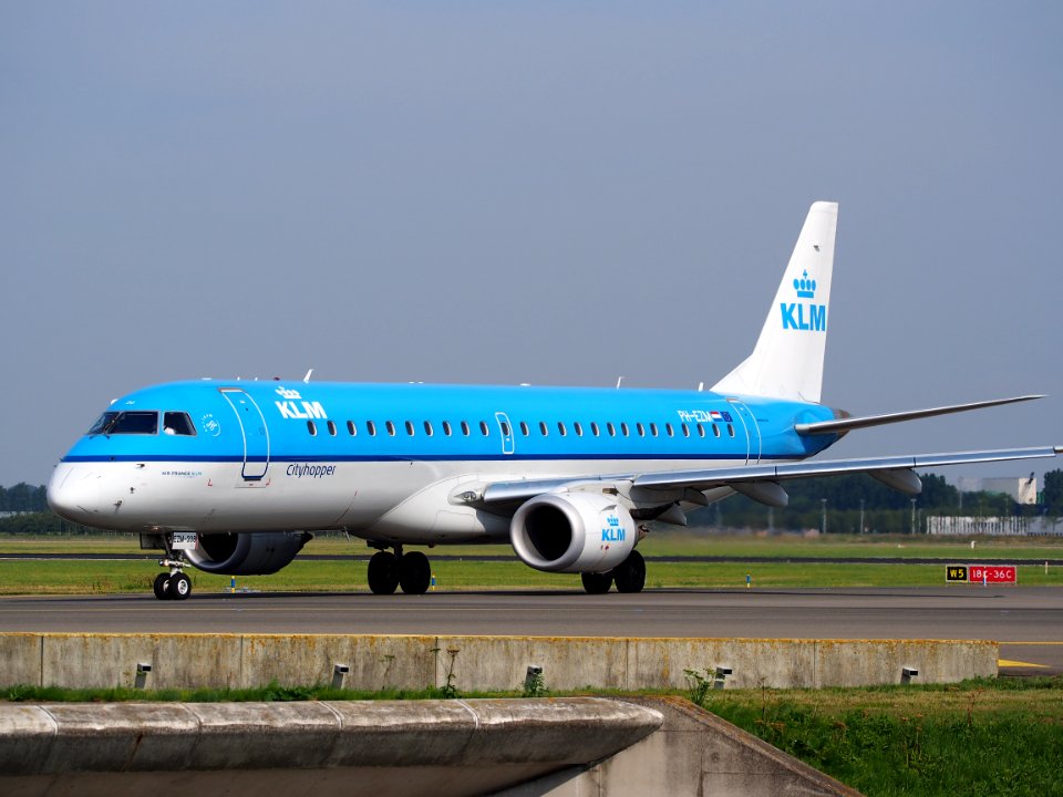 PH-EZM KLM Cityhopper Embraer ERJ-190STD (ERJ-190-100) taxiing, 25august2013 pic-4