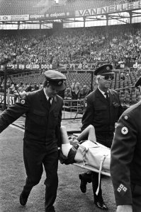 PFeyenoord tegen PSV 1-1, Van de Korput wordt van het veld gedragen, Bestanddeelnr 929-3143
