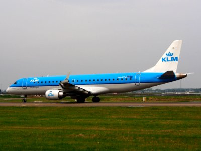 PH-EZM KLM Cityhopper Embraer ERJ-190STD (ERJ-190-100) taxiing 13july2013 pic3