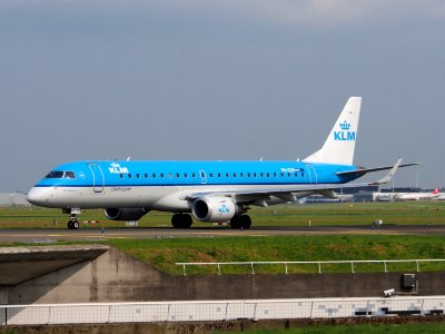 PH-EZP KLM Cityhopper Embraer ERJ-190STD (ERJ-190-100) taxiing 14july2013 pic1