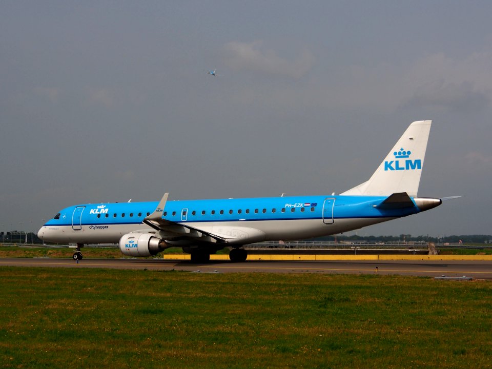 PH-EZK KLM Cityhopper Embraer ERJ-190STD (ERJ-190-100) taxiing 14july2013 pic4