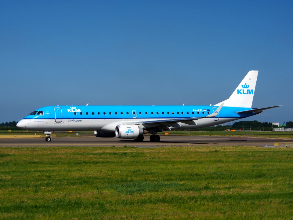PH-EZL KLM Cityhopper Embraer ERJ-190STD (ERJ-190-100) taxiing 18july2013 pic-003