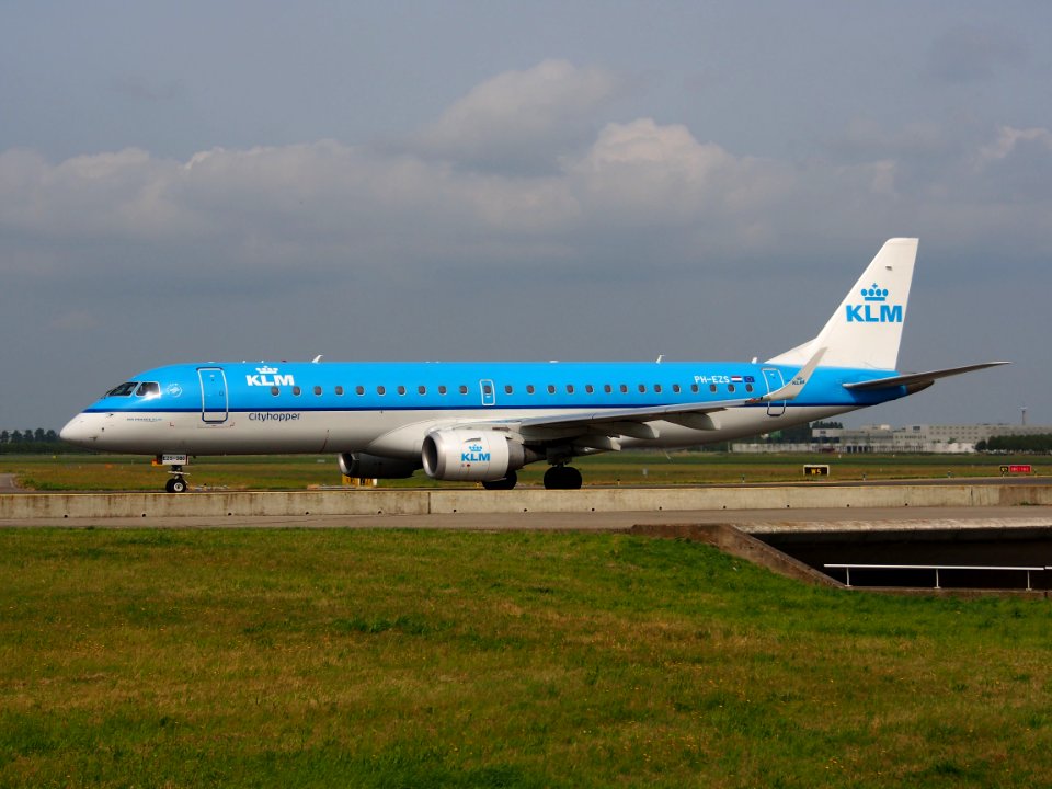 PH-EZS KLM Cityhopper Embraer ERJ-190STD (ERJ-190-100) taxiing 14july2013 pic3-001