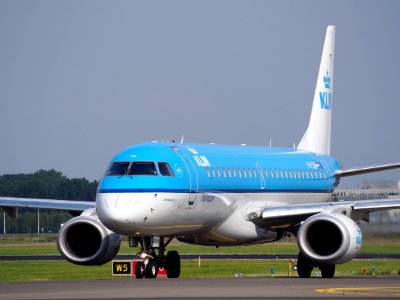 PH-EZM KLM Cityhopper Embraer ERJ-190STD (ERJ-190-100) taxiing, 25august2013 pic-2