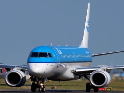 PH-EZV KLM Cityhopper Embraer ERJ-190STD (ERJ-190-100) taxiing 21july2013 pic-001