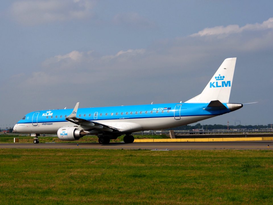 PH-EZH KLM Cityhopper Embraer ERJ-190STD (ERJ-190-100) taxiing 14july2013 pic4