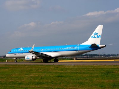 PH-EZH KLM Cityhopper Embraer ERJ-190STD (ERJ-190-100) taxiing 14july2013 pic4