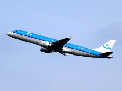 PH-EZR KLM Cityhopper Embraer ERJ-190STD (ERJ-190-100) take-off 14july2013 pic5