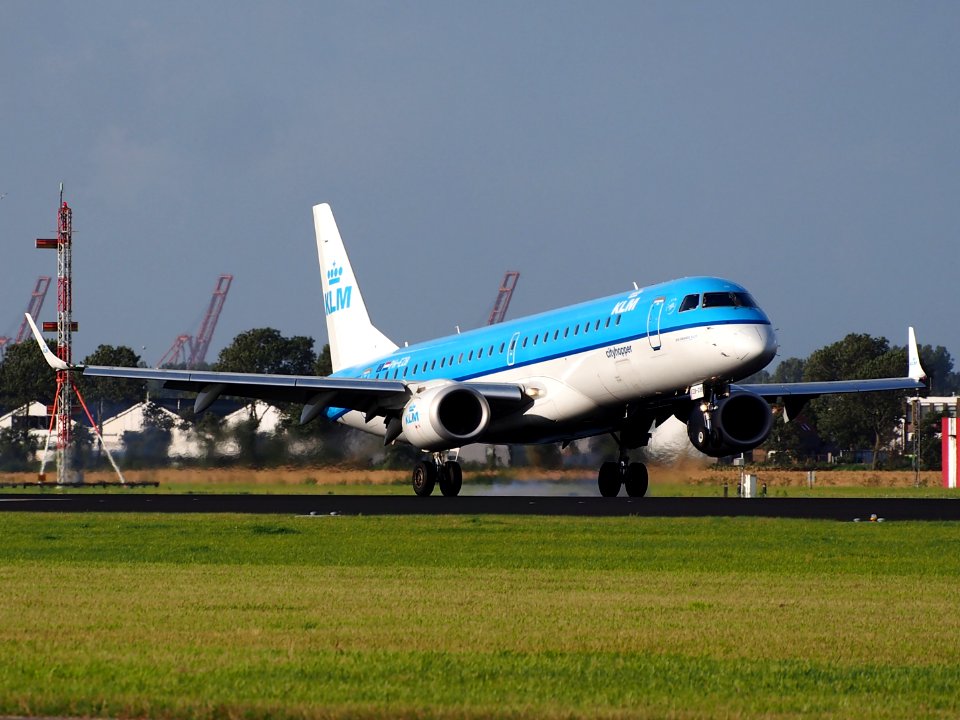 PH-EZB KLM Cityhopper Embraer ERJ-190STD (ERJ-190-100) - cn 19000235, 11Aug2014, landing at Schiphol (AMS - EHAM), The Netherlands, pic1