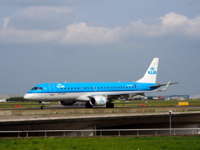 PH-EZP KLM Cityhopper Embraer ERJ-190STD (ERJ-190-100) taxiing 14july2013 pic2