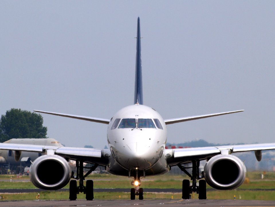 PH-EZX KLM Cityhopper Embraer ERJ-190STD (ERJ-190-100) - cn 19000545 taxiing front view 13july2013 pic1
