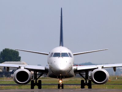 PH-EZX KLM Cityhopper Embraer ERJ-190STD (ERJ-190-100) - cn 19000545 taxiing front view 13july2013 pic1