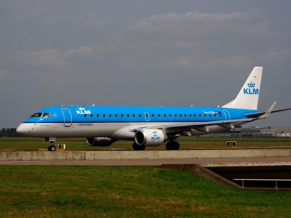 PH-EZW KLM Cityhopper Embraer ERJ-190STD (ERJ-190-100) taxiing 14july2013 pic4