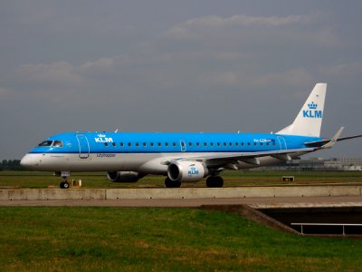 PH-EZW KLM Cityhopper Embraer ERJ-190STD (ERJ-190-100) taxiing 14july2013 pic4