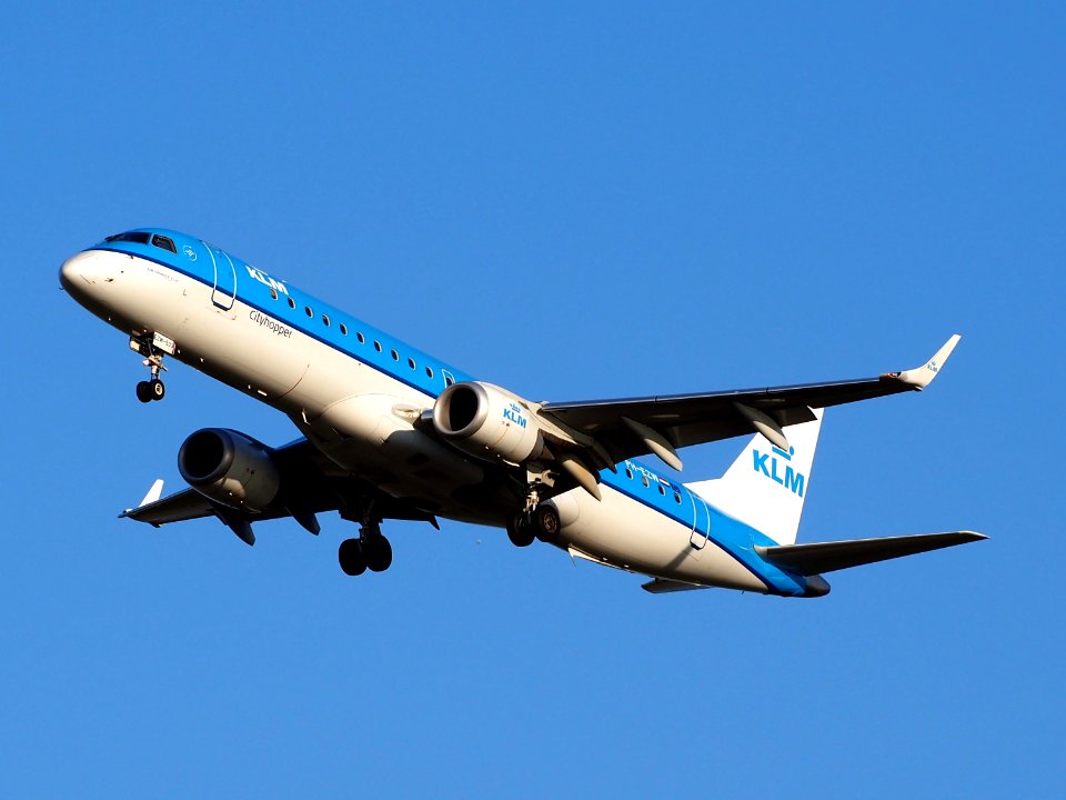 PH-EZW KLM Cityhopper Embraer ERJ-190STD (ERJ-190-100), landing on Schiphol, pic-1