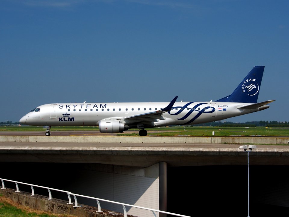 PH-EZX - KLM Cityhopper (Skyteam Livery) Embraer ERJ-190STD (ERJ-190-100) pic2