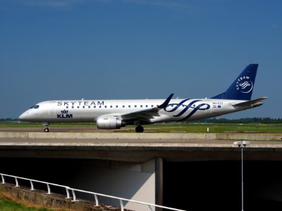 PH-EZX - KLM Cityhopper (Skyteam Livery) Embraer ERJ-190STD (ERJ-190-100) pic2