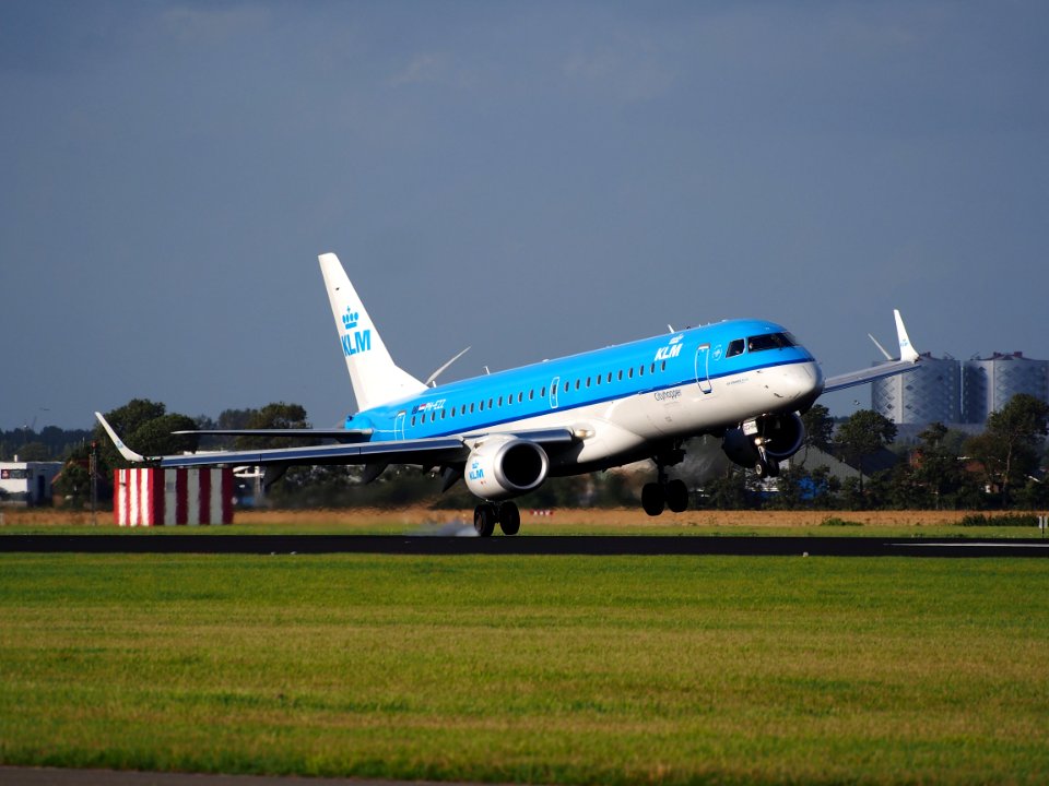 PH-EZZ Embraer EMB190 KLM, 11Aug2014, landing with heavy cross-winds at Schiphol (AMS - EHAM), The Netherlands, pic2