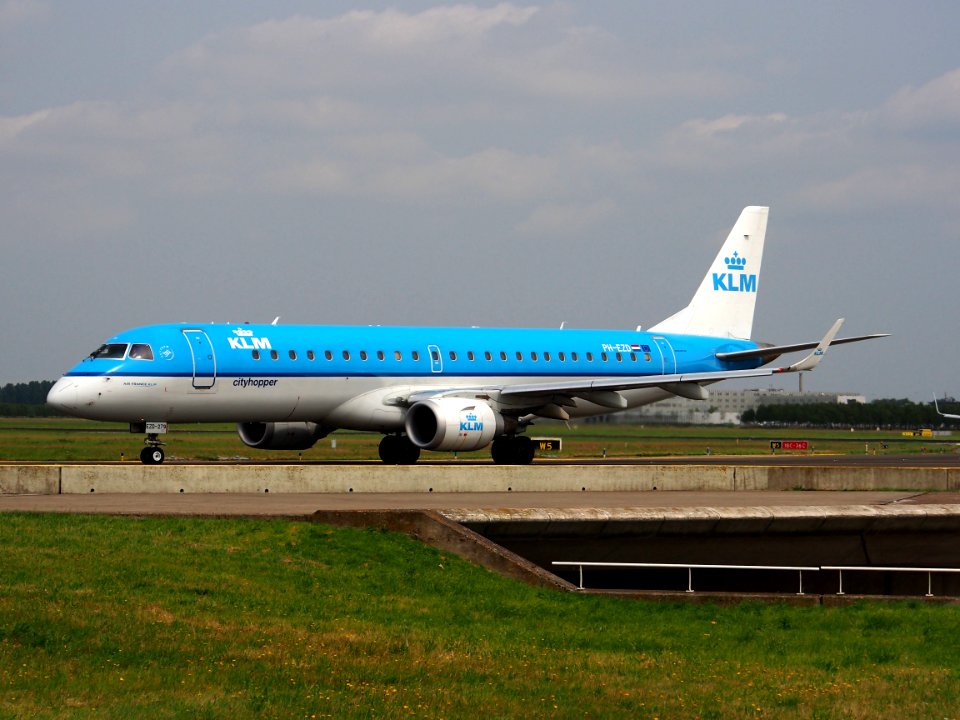 PH-EZD KLM Cityhopper Embraer ERJ-190STD (ERJ-190-100) taxiing 14july2013 pic4