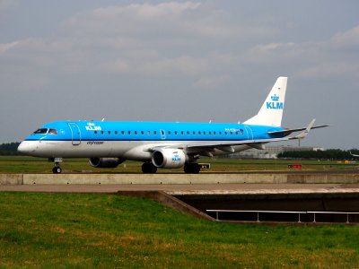 PH-EZD KLM Cityhopper Embraer ERJ-190STD (ERJ-190-100) taxiing 14july2013 pic4