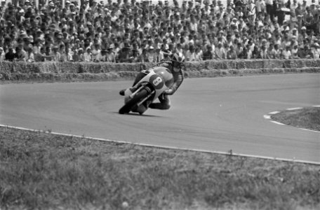 Phil Read (GB) wordt 2e op zijn Yamaha in de 250 cc klasse, Bestanddeelnr 923-6300