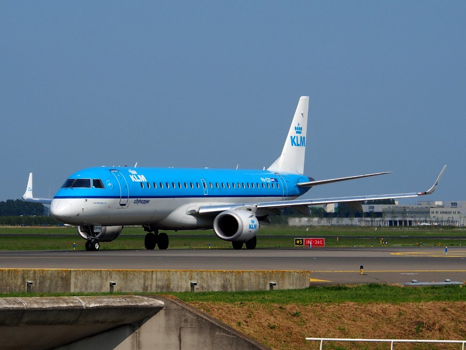 PH-EZF KLM Cityhopper Embraer ERJ-190STD (ERJ-190-100) - cn 19000304 pic1