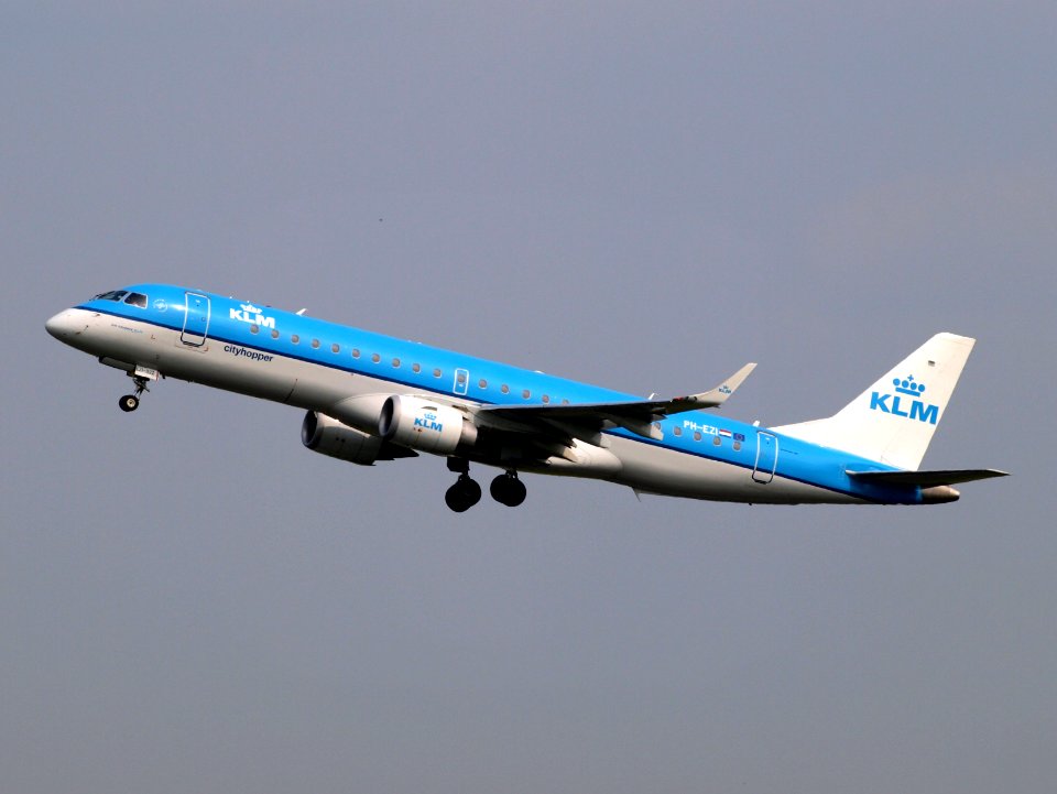 PH-EZI KLM Cityhopper Embraer ERJ-190STD (ERJ-190-100) take-off 14july2013 pic1