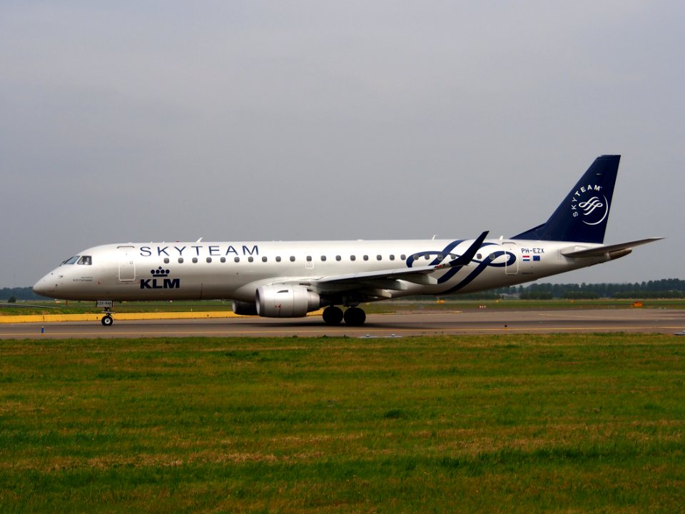 PH-EZX KLM Cityhopper Embraer ERJ-190STD (ERJ-190-100) - cn 19000545 taxiing front view 13july2013 pic4