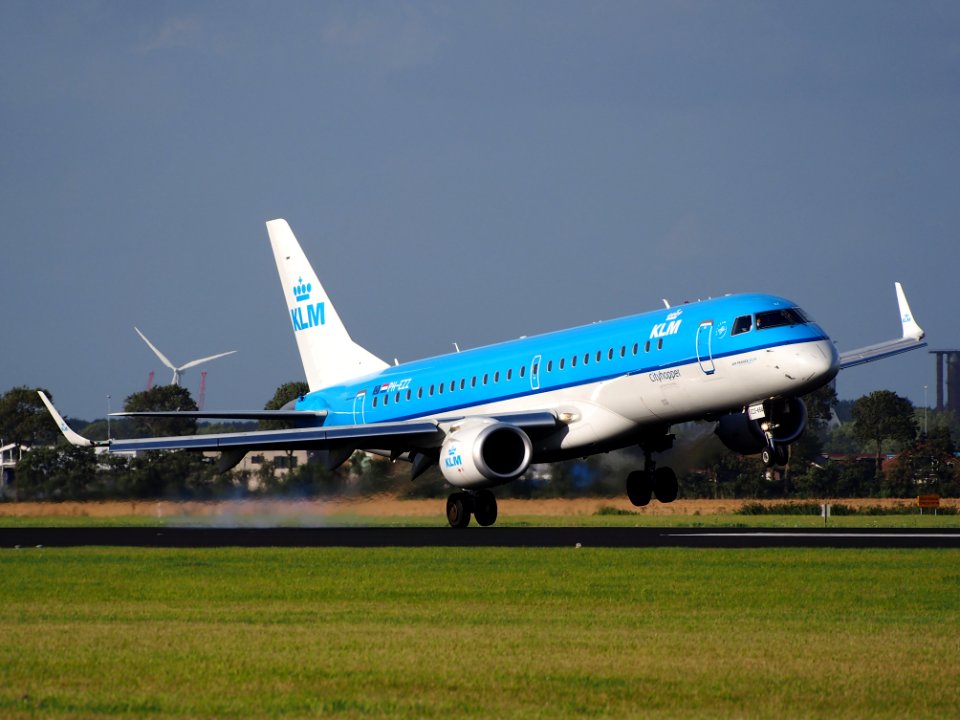 PH-EZZ Embraer EMB190 KLM, 11Aug2014, landing with heavy cross-winds at Schiphol (AMS - EHAM), The Netherlands, pic22