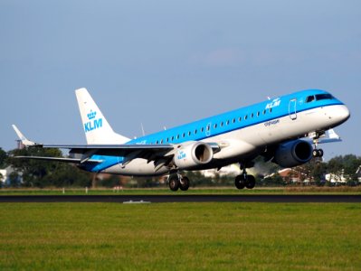 PH-EZE KLM Cityhopper Embraer ERJ-190STD (ERJ-190-100) - cn 19000288 landing pic1