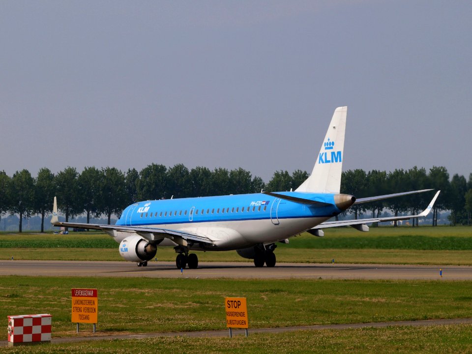 PH-EZC KLM Cityhopper Embraer ERJ-190STD (ERJ-190-100) taxiing 13july2013 pic3