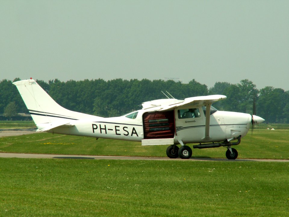 PH-ESA Cessna TU206F p2