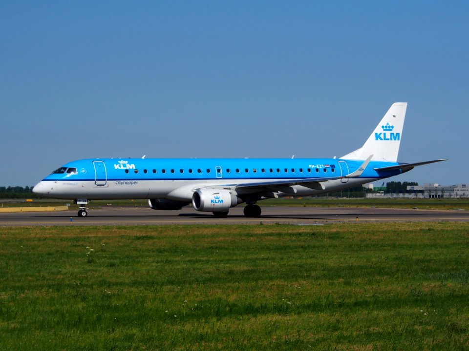 PH-EZT KLM Cityhopper Embraer ERJ-190STD (ERJ-190-100) - cn 19000519, taxiing 21july2013 pic-001