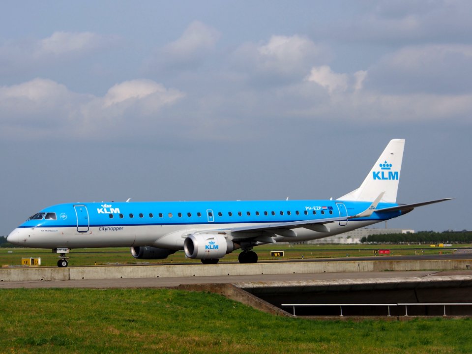 PH-EZP KLM Cityhopper Embraer ERJ-190STD (ERJ-190-100) taxiing 14july2013 pic3