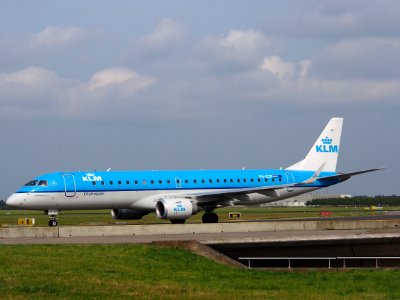 PH-EZP KLM Cityhopper Embraer ERJ-190STD (ERJ-190-100) taxiing 14july2013 pic3