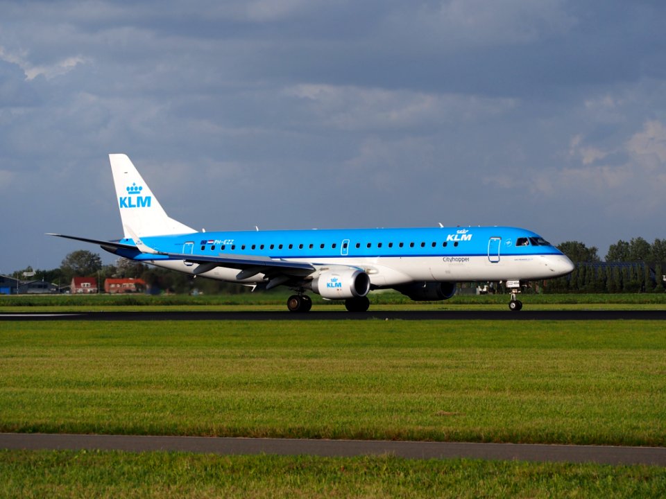 PH-EZZ Embraer EMB190 KLM, 11Aug2014, landing at Schiphol (AMS - EHAM), The Netherlands, pic4