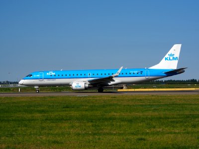 PH-EZV KLM Cityhopper Embraer ERJ-190STD (ERJ-190-100) taxiing 21july2013 pic-004