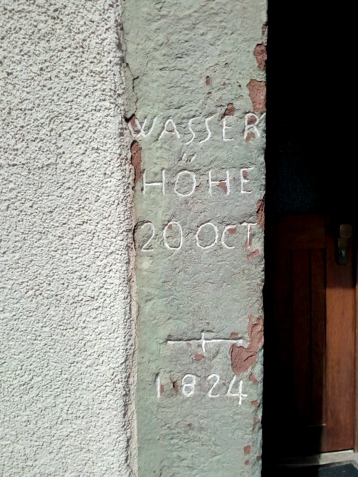 Pfinz, Pfinztal-Berghausen, Oberlinstraße, Hochwassermarke 20. Oktober 1824 (2)