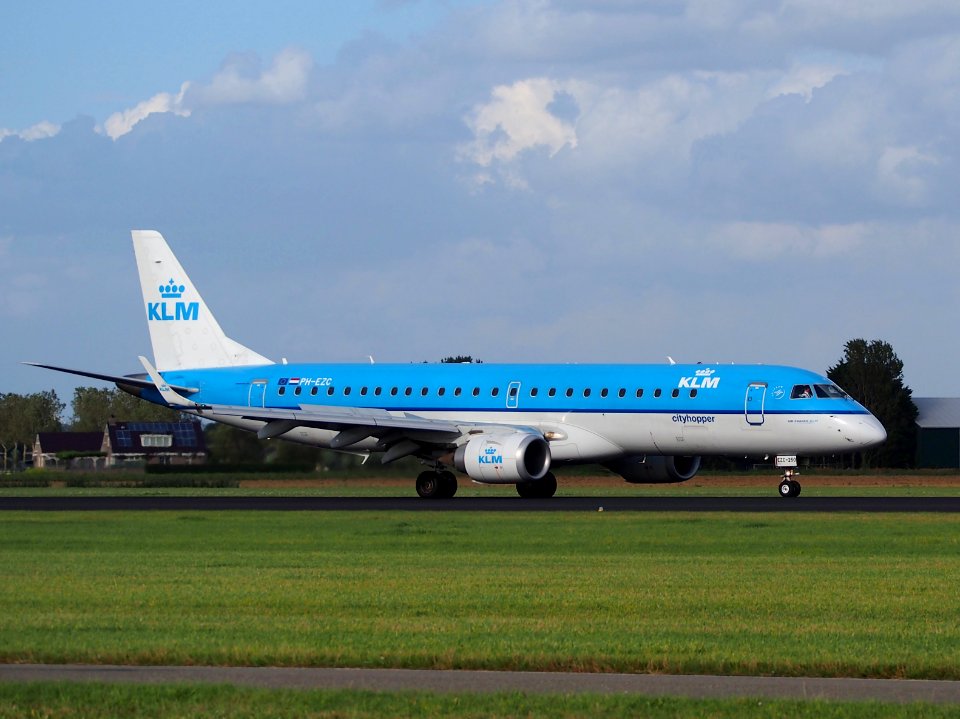 PH-EZC KLM Cityhopper Embraer ERJ-190STD (ERJ-190-100) - cn 19000250, 11Aug2014, landing at Schiphol (AMS - EHAM), The Netherlands