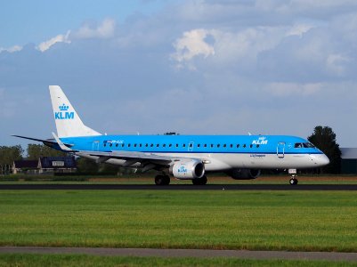 PH-EZC KLM Cityhopper Embraer ERJ-190STD (ERJ-190-100) - cn 19000250, 11Aug2014, landing at Schiphol (AMS - EHAM), The Netherlands