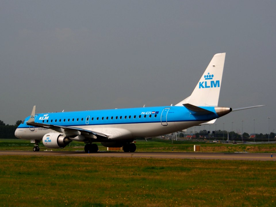 PH-EZS KLM Cityhopper Embraer ERJ-190STD (ERJ-190-100) taxiing 14july2013 pic6