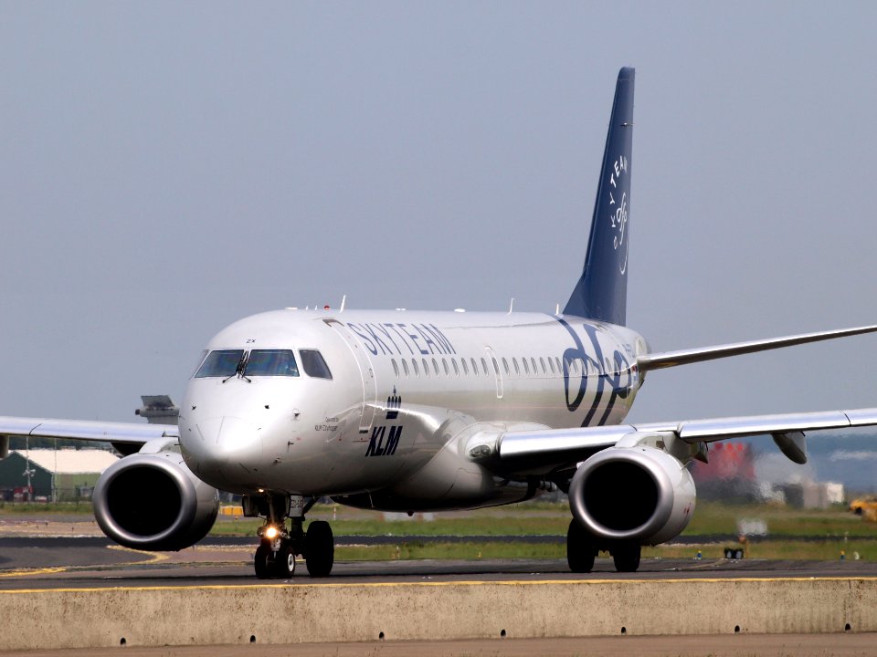 PH-EZX KLM Cityhopper Embraer ERJ-190STD (ERJ-190-100) - cn 19000545 taxiing front view 13july2013 pic2