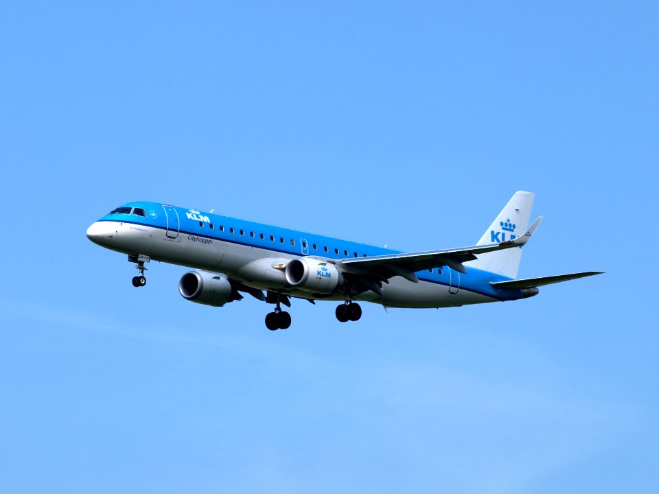 PH-EZR KLM Cityhopper Embraer ERJ-190STD (ERJ-190-100) pic1