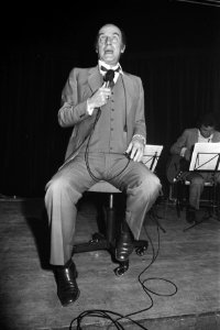 Phonogram presenteert nieuwe cabaret LPs, Wim Sonneveld tijdens optreden, Bestanddeelnr 925-8559