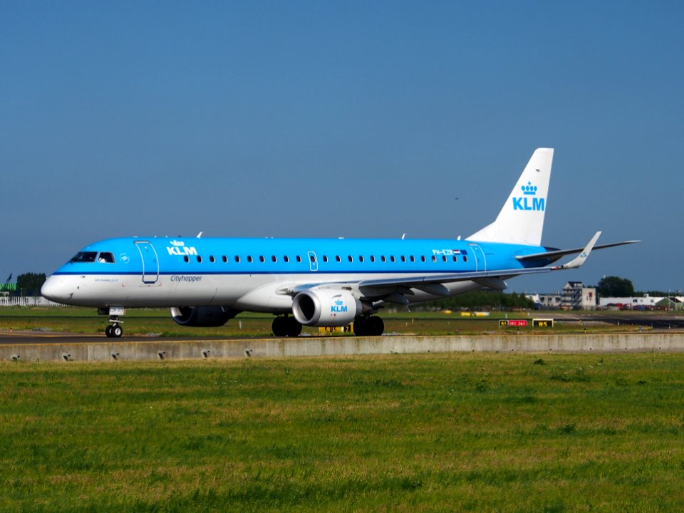 PH-EZR KLM Cityhopper Embraer ERJ-190STD (ERJ-190-100) - cn 19000375 taxiing 18july2013 pic-001