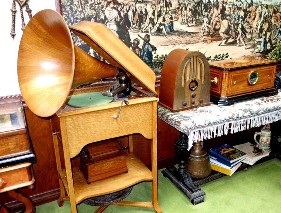 Phonograph, radio, and music box - Bayernhof Museum - DSC06220